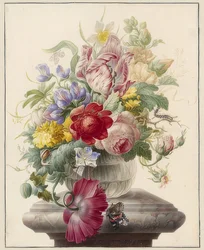 Fiori in un vaso di vetro e una farfalla