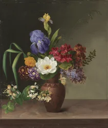 Vaso in stile greco con iris, lillà e caprifoglio