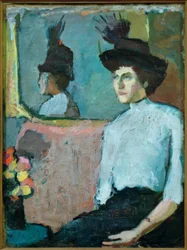 Signora con cappello davanti allo specchio