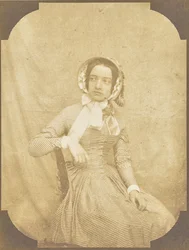 [Ritratto di giovane donna in abito a scacchi].