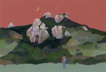 Uomo con zaino in viaggio tra le montagne, 2015