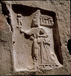 Il re Tudhaliya protetto da una divinità (bassorilievo, circa 1250-1220 a.C.)