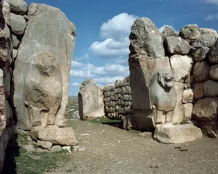Porta dei Leoni inserita nelle mura di Hattusa