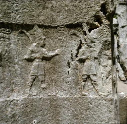 Bassorilievo con due personaggi (1250-1220 a.C.)