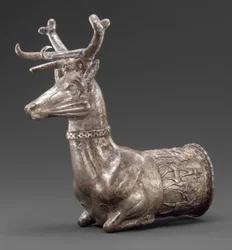 Vaso terminante nella parte anteriore di un cervo, c.1300 a.C. (argento, intarsi in oro)