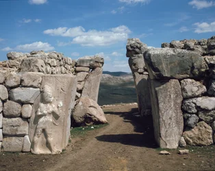 La porta del re, con bassorilievo a sinistra che rappresenta il dio della guerra