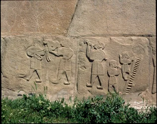 Veduta della base dei rilievi della Porta della Sfinge