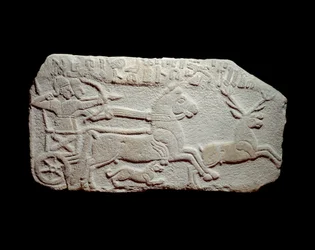 Rilievo della caccia: il re ittita Maradas in un carro che insegue un cervo come i re di Assiria. Periodo neo-ittita, circa 1050-900 a.C. Da Anatolia. Parigi, Museo del Louvre
