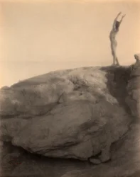 Ragazzo in un paesaggio roccioso di F. Holland Day