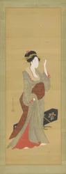 Una geisha che sta per aggiustare una forcina di tartaruga