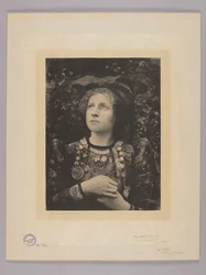 Ritratto di una ragazza in costume decorativo
