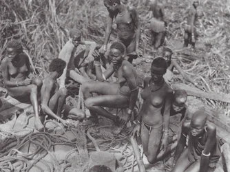 Africa: Ragazze Nuer su una barca a vela sudanese