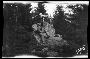Guido e Blenda Simberg e Sarto nella foresta di Niemenlautka