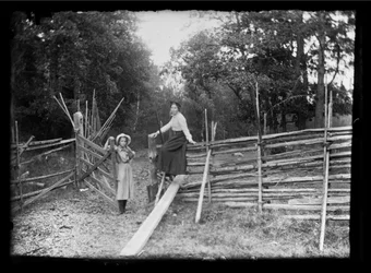 Lilli ed Elsa Simberg nella veranda sulla strada di Niskapohja