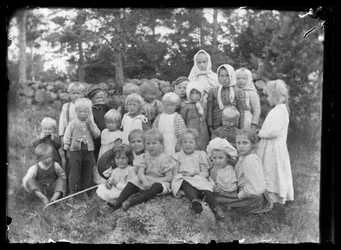 Bambini locali e bambini del maniero di Niemenlauta