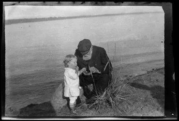 Tom e Niclas Simberg mangiano frutti di bosco a Niemenlauta