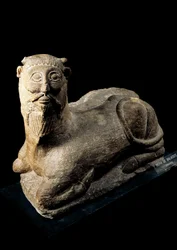 Arte iberica: "Bicha de Balnitrogen", un toro con testa umana. Scultura in pietra da Albacete, Spagna. V secolo a.C. Museo Nazionale di Archeologia di Madrid