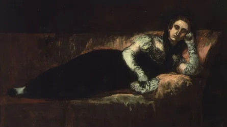 Donna sdraiata con mantiglia sulla testa e guanti