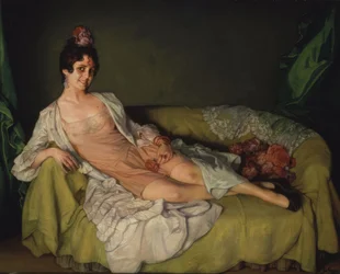 Donna sdraiata su una poltrona in combinazione e vestaglia