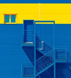 Facciata in blu, giallo e grassetto