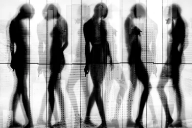 Silhouette in movimento in città