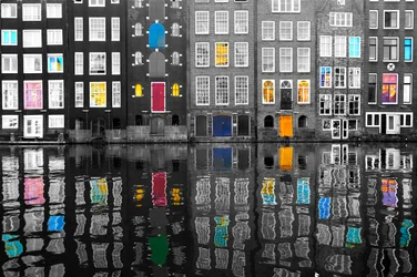 Riflessi colorati sul canale
