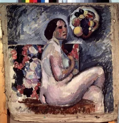 Nudo. Ritratto di una donna nuda, seduta con le gambe incrociate, di profilo, che accenna un gesto di pudore. Dietro di lei un dipinto di frutta e, appeso al muro, un cappello decorato con frutta. Dipinto di Il
