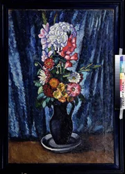 Bouquet di fiori in una brocca davanti a uno sfondo blu
