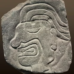 Rilievo inca che rappresenta un volto di profilo (pietra)