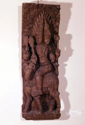 Agni, dio del fuoco, raffigurato con due teste (bicefalo) su un ariete, secondo la mitologia indù. Scultura in legno del XVII secolo. Parigi, Musée Guimet.