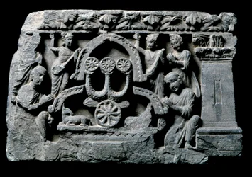 Arte del Gandhara (o Greco-Buddhismo): Buddha in preghiera, il miracolo di Sravasti. Rilievo della Scuola di Gandhara - II-IV secolo - Museo Indiano, Calcutta, India