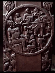 Buddismo: "Scimmie catturano un elefante e lo trascinano per estrarre il dente del gigante" (dettaglio) stupa di Bharhut (Barhut, Barouth) Bassorilievo di pietra nera, II secolo a.C. - Calcutta, Museo Indiano