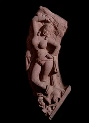 Dama che monta su un nano (scultura in arenaria rossa, Impero Kushan)