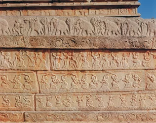 Dettaglio del muro, al Mahanavami Dibba (pietra)