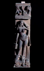 Induismo: raffigurazione di uno spirito della natura Yakshini (Yaksi), con una gabbia e un pappagallo, in piedi su un nano - scultura di Mathura, arenaria, II secolo
