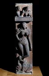 Induismo: rappresentazione di uno spirito Yakshini con un pappagallo, in piedi su un nano. Scultura di Mathura, arenaria, II secolo. Calcutta, Museo Indiano