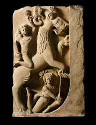 Arte indiana: Grifone con due guerrieri. Dinastia Gupta (320-600 d.C.) Da Saranath.