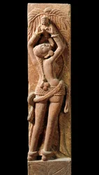 Arte indiana: rilievo in stucco raffigurante una madre e il suo bambino. Periodo Kushan (Kouchan o Kushan), I secolo. Nuova Delhi, Museo nazionale.