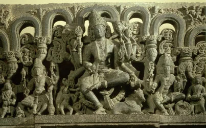 Architrave che raffigura La Trinità: Siva, Brahma e Vishnu, Warangal, Kakatiya
