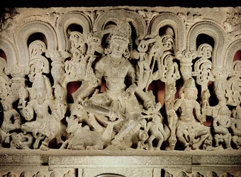 Architrave con trinità indù, da Waranal, Andhra Pradesh, dinastia Kakatiya