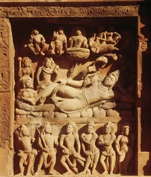 Rilievo raffigurante Vishnu disteso sul serpente Shesha, dal Tempio di Vishnu, ca. 500 d.C.