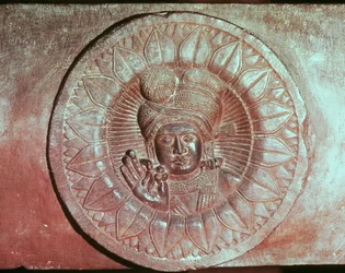 Rilievo che raffigura un fiore di loto con la testa di un uomo, da uno stupa buddista da Bharhut, Madhya Pradesh, Tardo Periodo Maurya, Dinastia Sunga (180-72 a.C.)