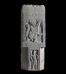 Lastra di stupa che mostra un nano e figure scite, dal sito di Nagarjuna