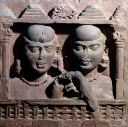 Yaksa e yaksini che giocano con un pappagallo