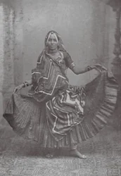 Bombay / Mumbai: danza indiana in gonnella (foto b/n)