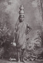 Bombay / Mumbai: La lattaia (foto b/n)