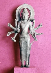 Avalokitesvara. Divinità buddista. Statuetta da Giava - VIII secolo a.C.. Parigi, Musée Guimet