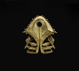 Mamuli, pendente con cacatua che cavalcano cervi, popoli dell