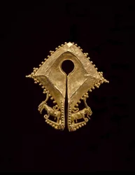 Pendente con due capretti, popoli dell