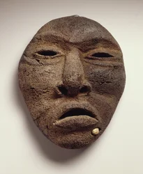 Maschera in osso di balena